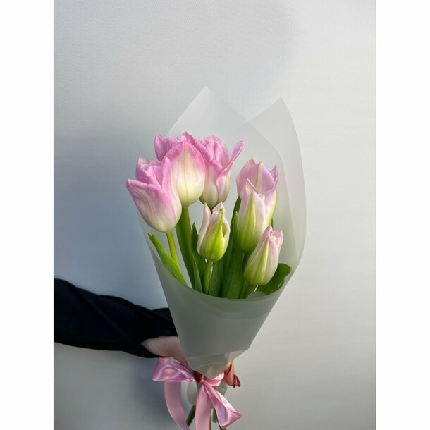 Авторский букет 155 - с тюльпанами, артикул F1413345 - 3355 рублей, доставка по городу. Flawery - доставка цветов