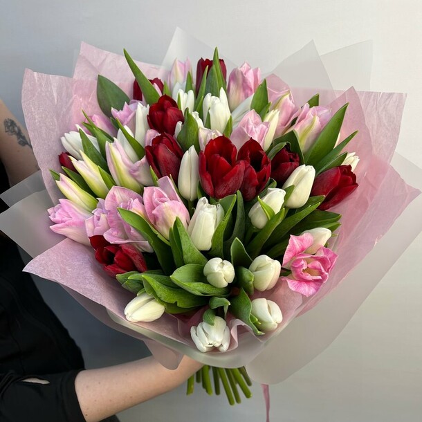 Авторский букет 158 - с тюльпанами, артикул F1413367 - 22880 рублей, доставка по городу. Flawery - доставка цветов