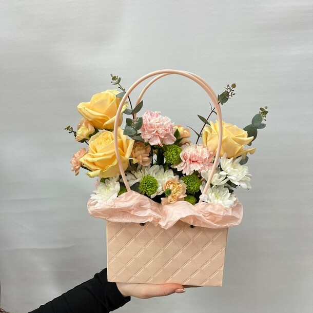 Авторский букет 170- нежные прикосновения, артикул F1422738 - 5401 рублей, доставка по городу. Flawery - доставка цветов