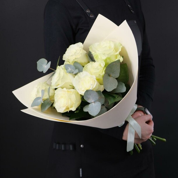 7 белых роз mondial с эвкалиптом, артикул F1173022 - 4150 рублей, доставка по городу. Flawery - доставка цветов