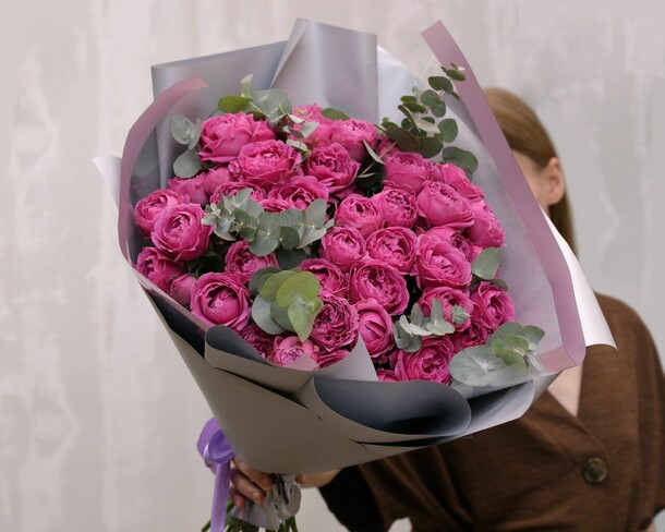 Букет из 7 роз мисти баблс в стильной упаковке, артикул F1173299 - 6850 рублей, доставка по городу. Flawery - доставка цветов