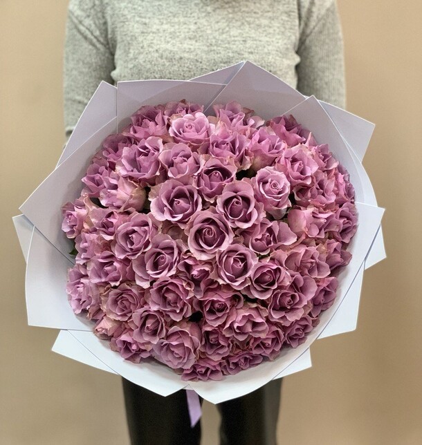 51 роза сиреневая, артикул F1328227 - 8700 рублей, доставка по городу. Flawery - доставка цветов