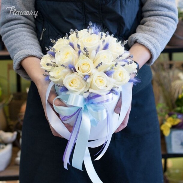 Коробка с цветами "иней", артикул F24935 - 7900 рублей, доставка по городу. Flawery - доставка цветов