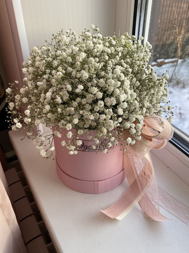 Шляпная коробочка с гипсофилой, артикул F1168796 - 2900 рублей, доставка по городу. Flawery - доставка цветов