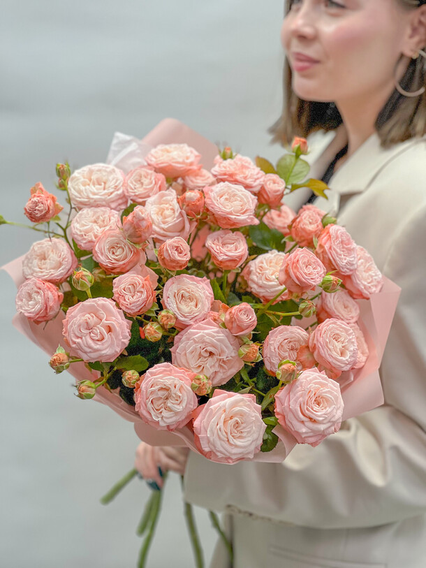 7 кустовых пионовидных роз мадам бомбастик, артикул F1382667 - 3990 рублей, доставка по городу. Flawery - доставка цветов