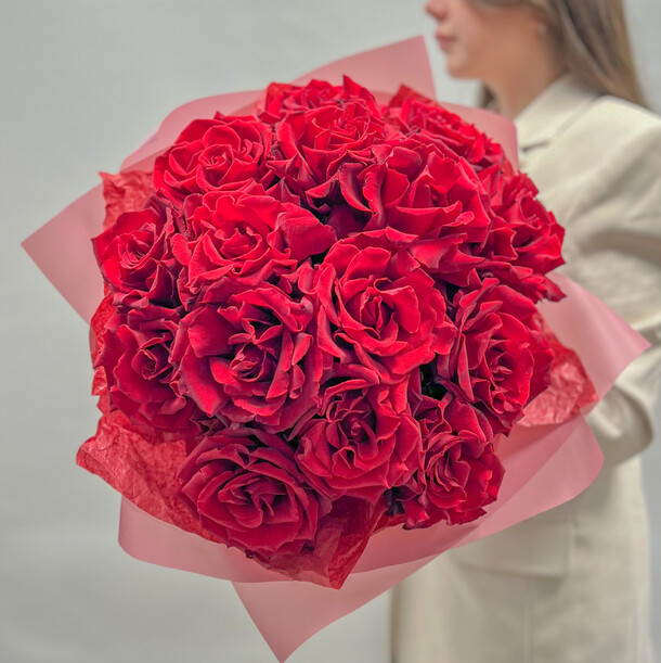 15 красных бархатных роз, артикул F1382901 - 6200 рублей, доставка по городу. Flawery - доставка цветов