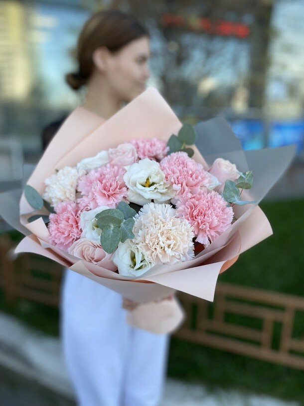 Букет с диантусом, эустомой и розами, артикул F1168868 - 9000 рублей, доставка по городу. Flawery - доставка цветов