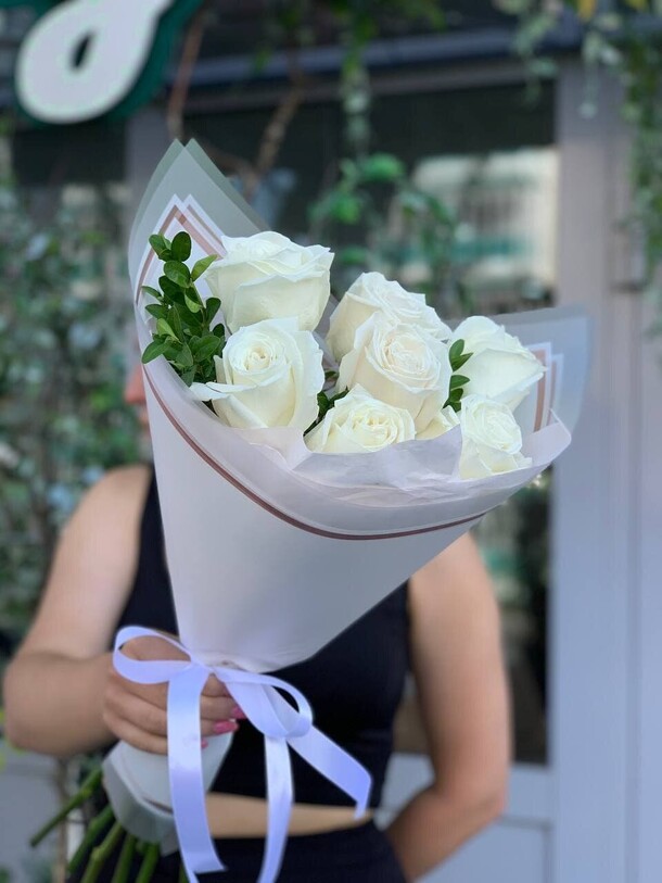 Букет из белых роз, артикул F1168871 - 3990 рублей, доставка по городу. Flawery - доставка цветов