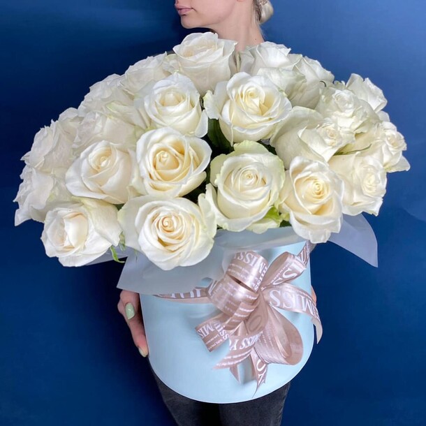 25 белых роз в коробке, артикул F1168882 - 14800 рублей, доставка по городу. Flawery - доставка цветов