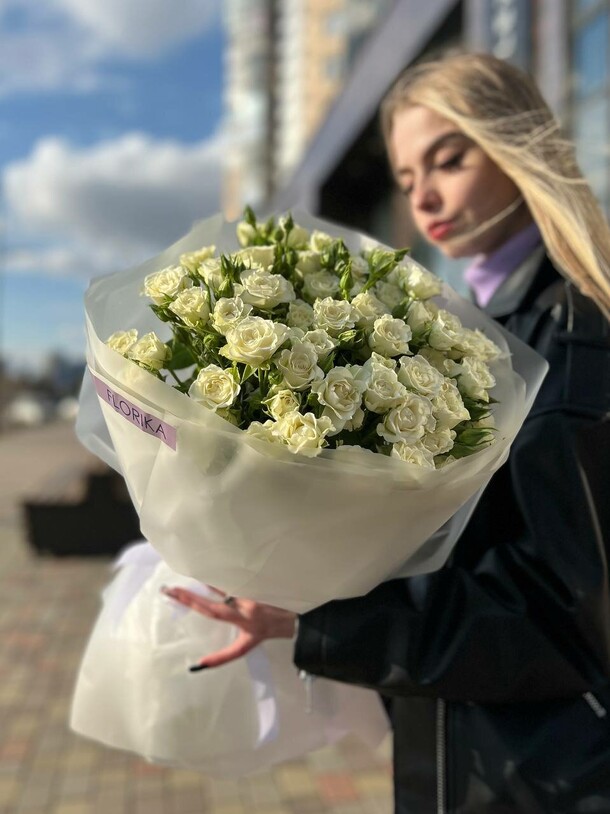 Букет из кустовых роз, артикул F1180289 - 8500 рублей, доставка по городу. Flawery - доставка цветов