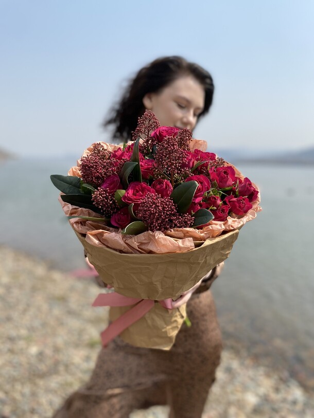 Букет-комплимент из кустовых роз, артикул F1190648 - 5900 рублей, доставка по городу. Flawery - доставка цветов