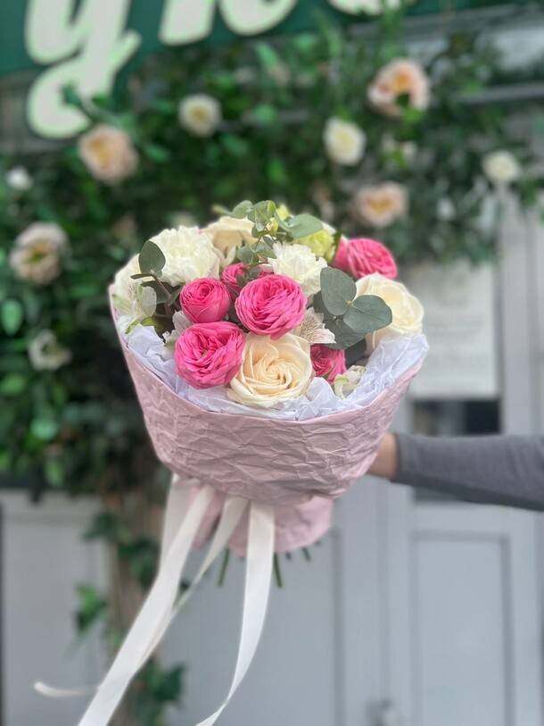 Букет-зефирка с кустовыми розами, артикул F1190696 - 6500 рублей, доставка по городу. Flawery - доставка цветов