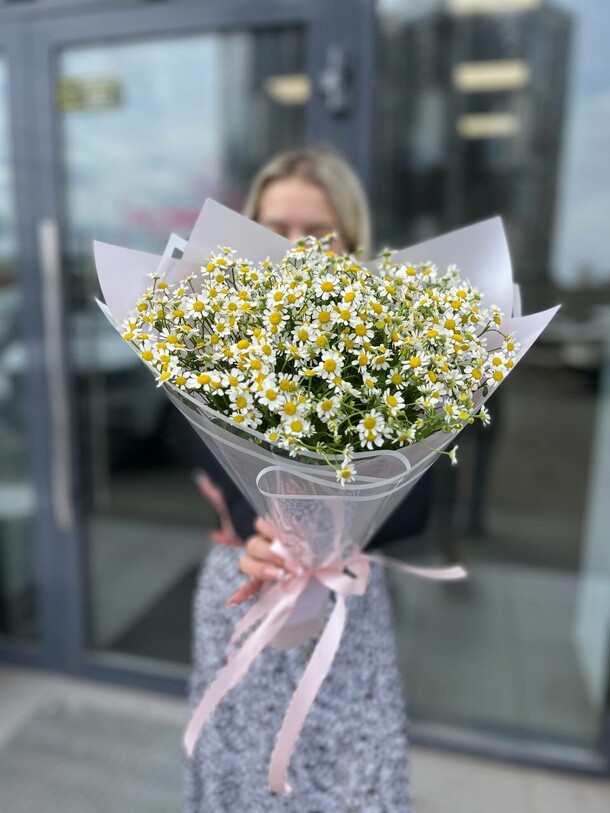 Букет ромашек, артикул F1202559 - 8800 рублей, доставка по городу. Flawery - доставка цветов