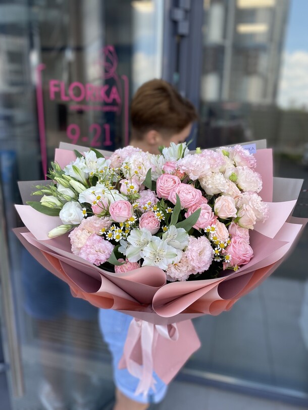 Букет из кустовых пионовидных роз и эустомы, артикул F1208136 - 13310 рублей, доставка по городу. Flawery - доставка цветов