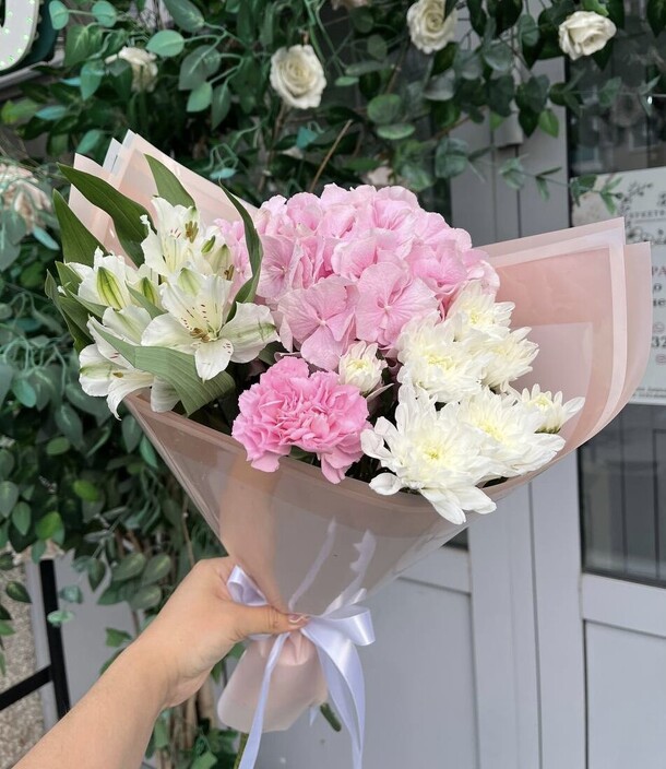 Букет-комплимент, артикул F1208137 - 4400 рублей, доставка по городу. Flawery - доставка цветов