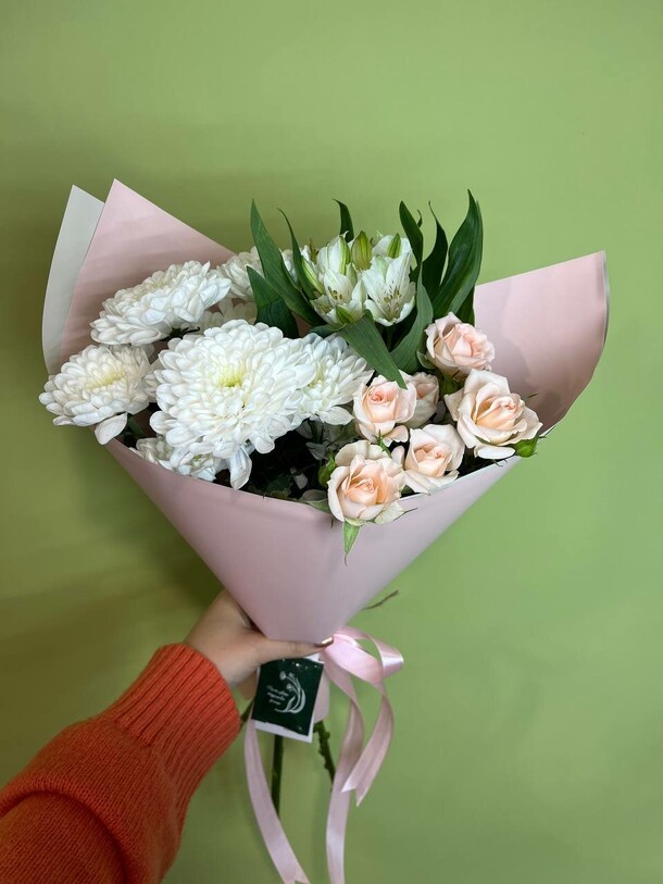 Букет-комплимент с кустовыми розами и хризантемами, артикул F1246267 - 3800 рублей, доставка по городу. Flawery - доставка цветов