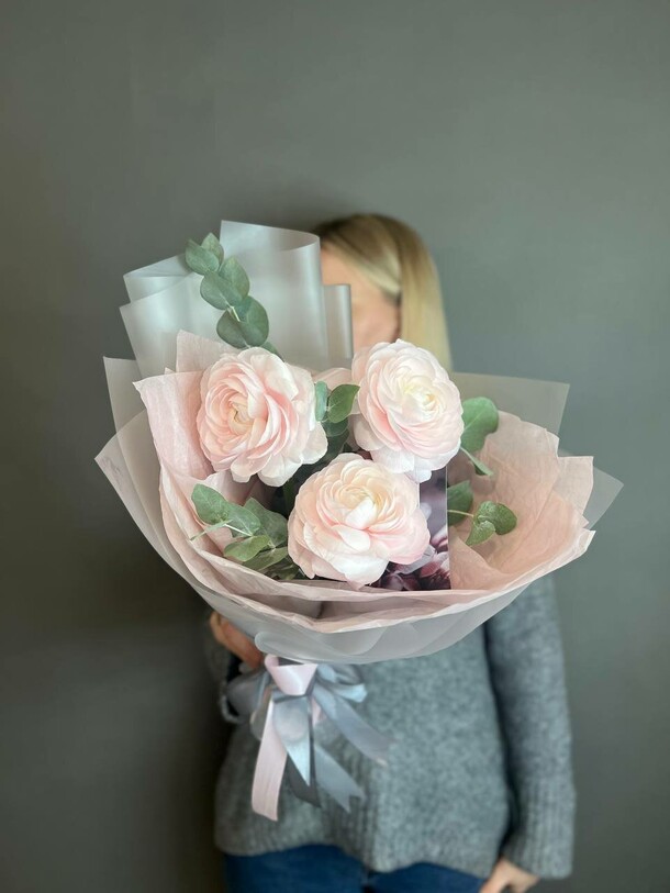 Букет ранункулюсов, артикул F1257017 - 5720 рублей, доставка по городу. Flawery - доставка цветов