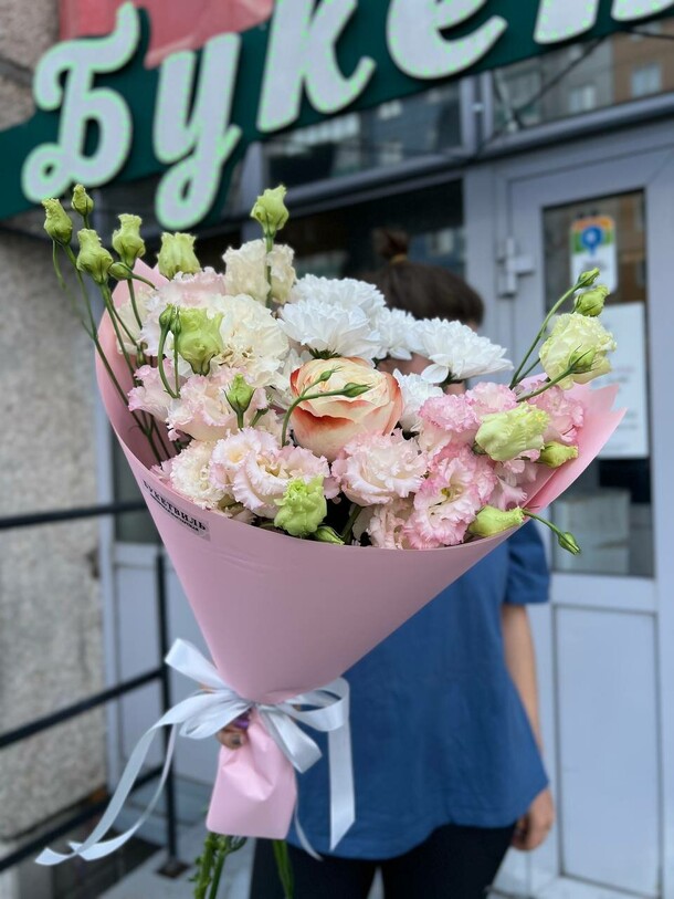 Букет с эустомой и розой, артикул F1305587 - 6050 рублей, доставка по городу. Flawery - доставка цветов