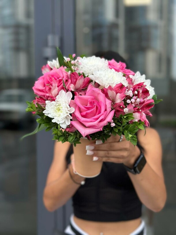 Розовые розы в стаканчике, артикул F1308880 - 3850 рублей, доставка по городу. Flawery - доставка цветов