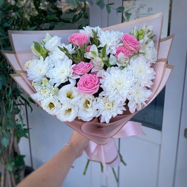 Нежный сборный букет, артикул F1311164 - 8140 рублей, доставка по городу. Flawery - доставка цветов