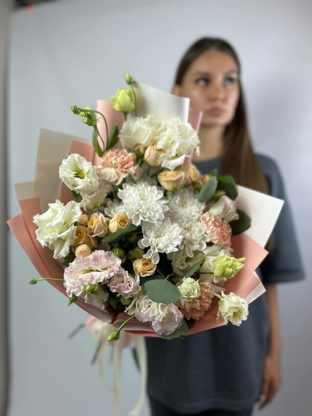 Кремовый букет, артикул F1316668 - 9350 рублей, доставка по городу. Flawery - доставка цветов