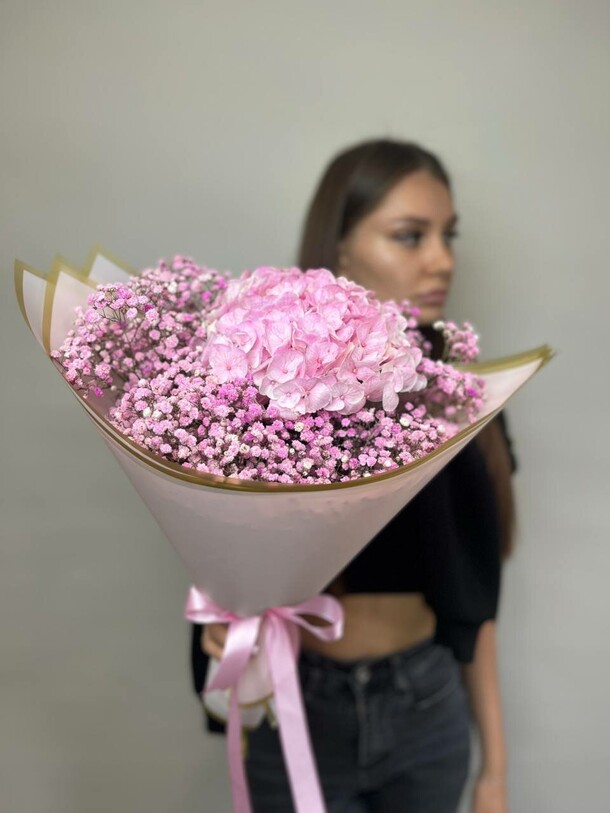 Букет с гортензией и гипсофилой, артикул F1316682 - 4840 рублей, доставка по городу. Flawery - доставка цветов