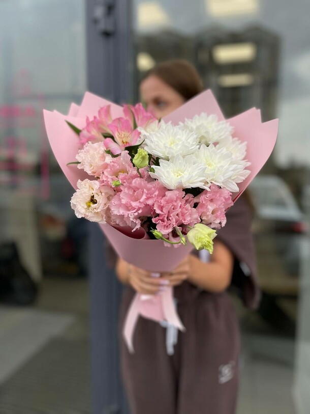 Розовый букет-комплимент, артикул F1318734 - 4180 рублей, доставка по городу. Flawery - доставка цветов