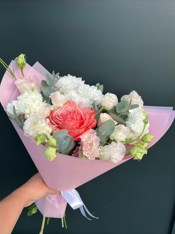 Букет с розой кахала и эустомой, артикул F1318737 - 6400 рублей, доставка по городу. Flawery - доставка цветов