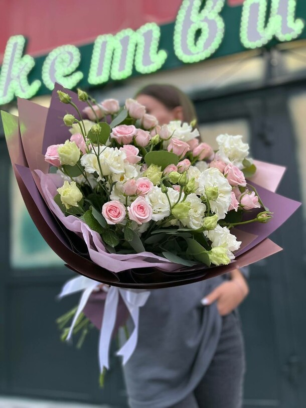 Букет из кустовых роз и эустомы, артикул F1318741 - 12700 рублей, доставка по городу. Flawery - доставка цветов