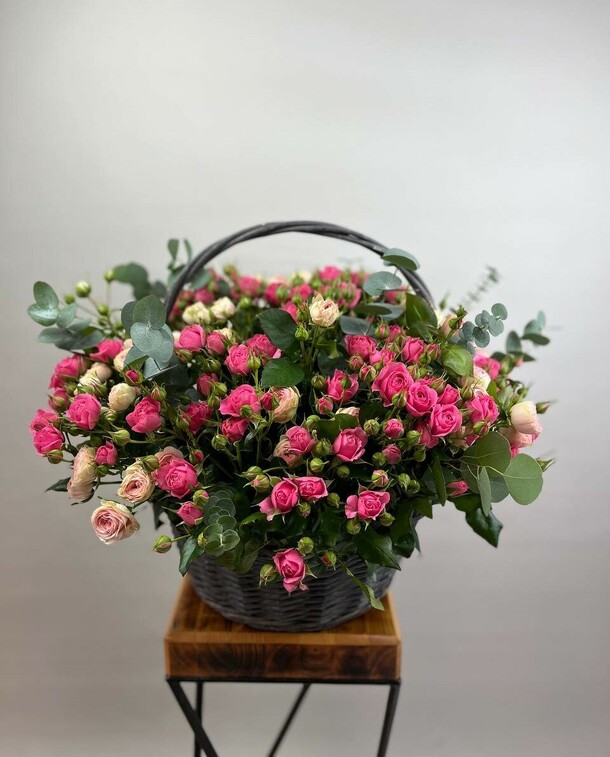 Корзина кустовых роз, артикул F1327334 - 25000 рублей, доставка по городу. Flawery - доставка цветов