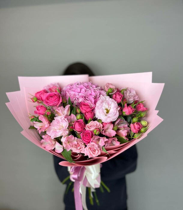 Ярко-розовый букет, артикул F1329591 - 13750 рублей, доставка по городу. Flawery - доставка цветов