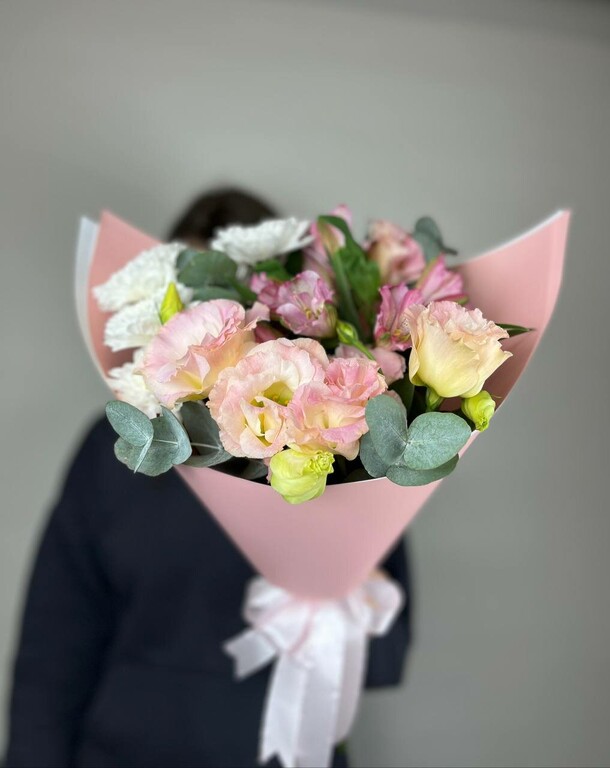 Букет-комплимент нежно-розовый, артикул F1332232 - 5170 рублей, доставка по городу. Flawery - доставка цветов