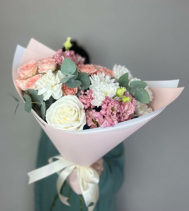 Сборный букет с белой розой, артикул F1340355 - 5500 рублей, доставка по городу. Flawery - доставка цветов