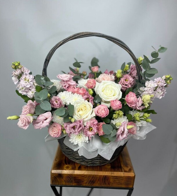 Корзина с кустовыми розами и эустомой, артикул F1340356 - 33000 рублей, доставка по городу. Flawery - доставка цветов