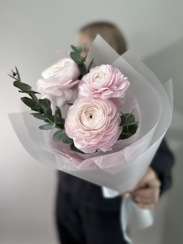 Букет из 3ех ранункулюсов, артикул F1348383 - 5720 рублей, доставка по городу. Flawery - доставка цветов