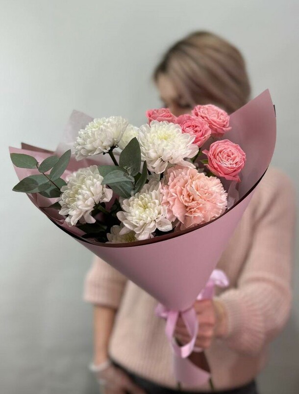 Букет-комплимент по любому поводу, артикул F1355890 - 2950 рублей, доставка по городу. Flawery - доставка цветов