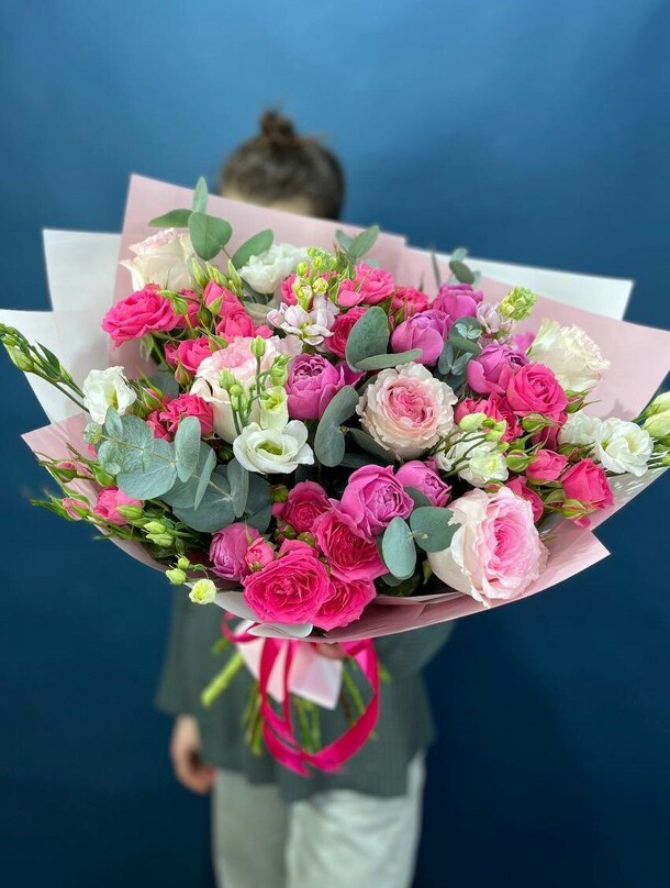 Яркий букет с розами, артикул F1355896 - 16500 рублей, доставка по городу. Flawery - доставка цветов