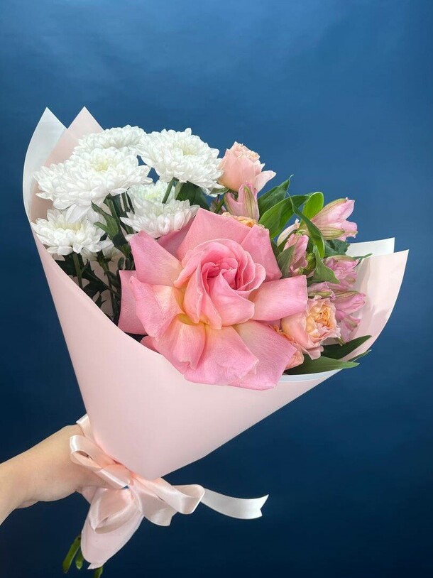 Букет-комплимент с французской розой, артикул F1360984 - 3630 рублей, доставка по городу. Flawery - доставка цветов