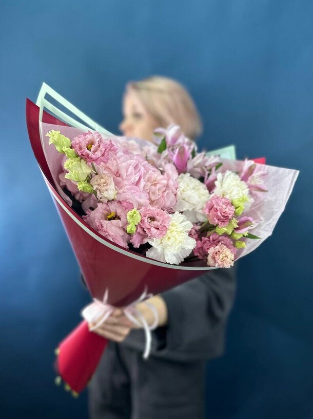 Букет с гортензией и диантусами, артикул F1364452 - 6900 рублей, доставка по городу. Flawery - доставка цветов
