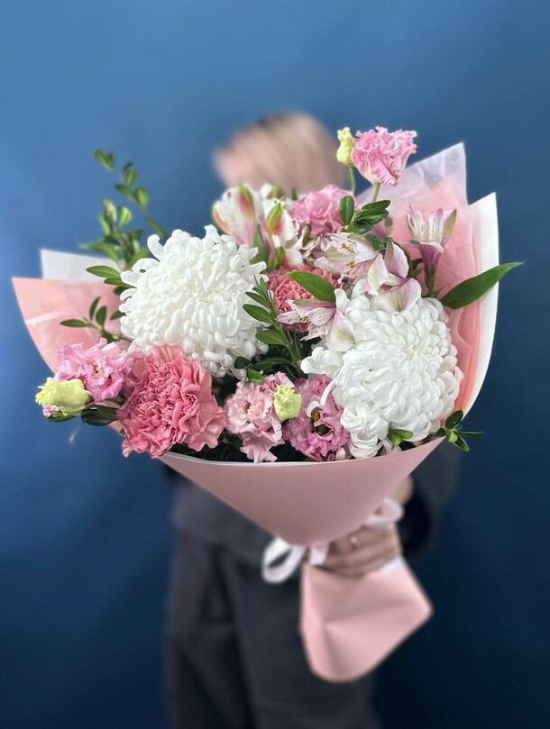 Букет с купными хризантемами, артикул F1364454 - 5500 рублей, доставка по городу. Flawery - доставка цветов