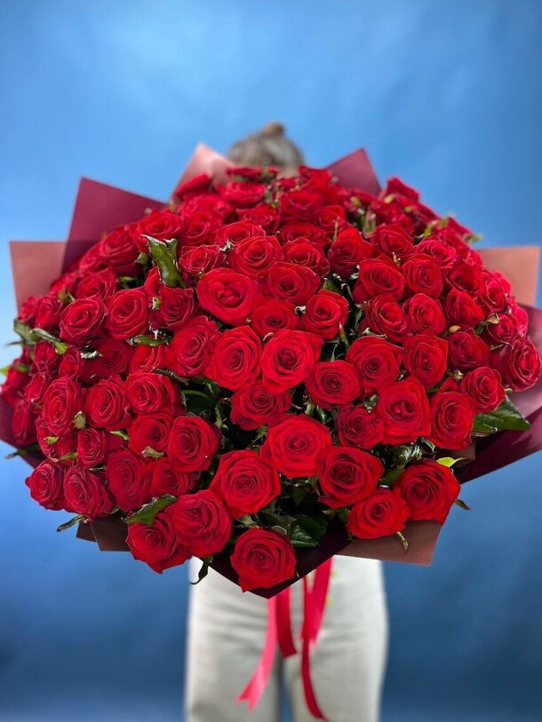 Букет из 111-ти роз, артикул F1365388 - 38000 рублей, доставка по городу. Flawery - доставка цветов