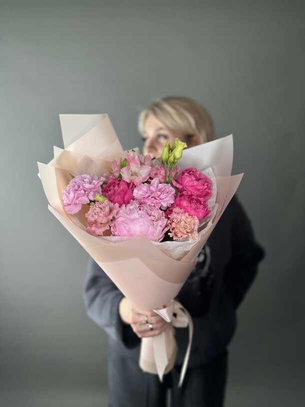 Букет сборный с пионом, артикул F1367878 - 7260 рублей, доставка по городу. Flawery - доставка цветов