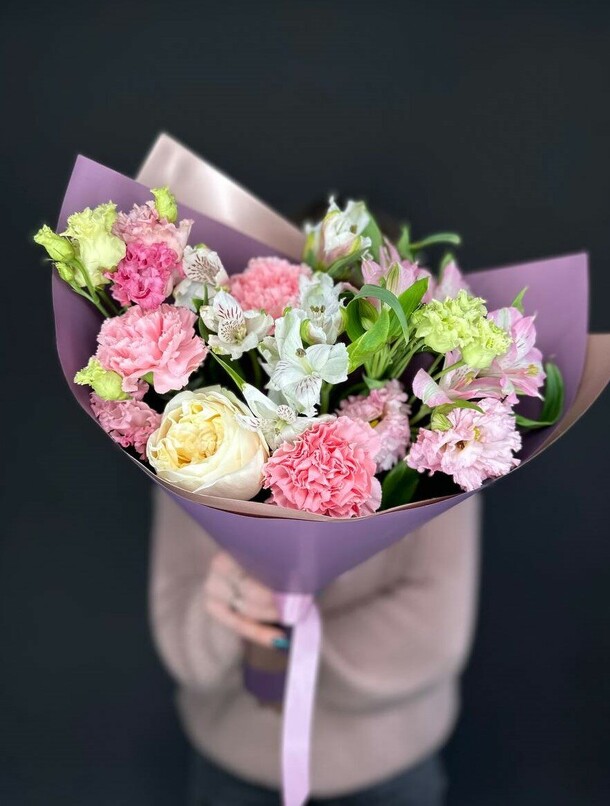 Букет в фиолетовом оформлении, артикул F1370896 - 5170 рублей, доставка по городу. Flawery - доставка цветов