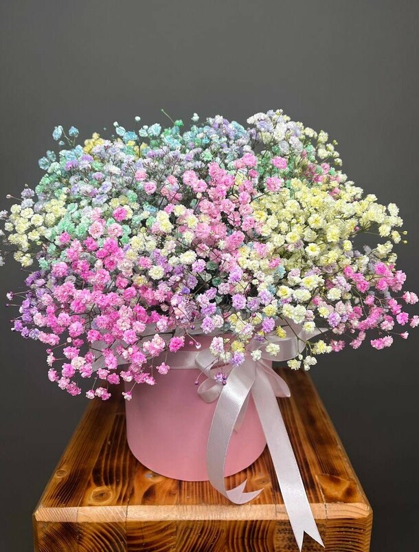 Коробочка с радужной гипсофилой, артикул F1385694 - 6001 рублей, доставка по городу. Flawery - доставка цветов