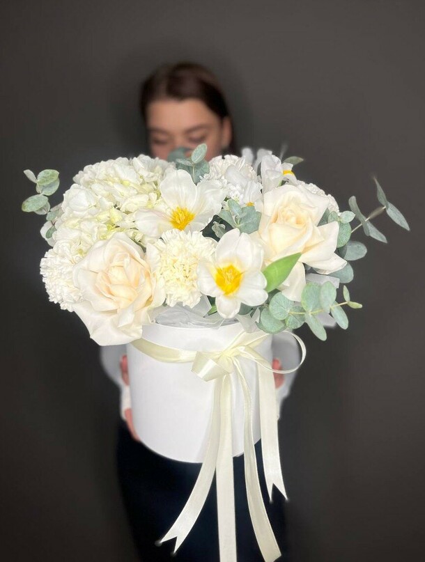 Композиция в белой гамме, артикул F1385698 - 11000 рублей, доставка по городу. Flawery - доставка цветов