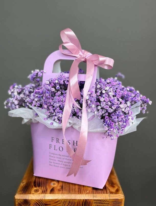 Сиреневая гипсофила в сумочке, артикул F1385700 - 6001 рублей, доставка по городу. Flawery - доставка цветов