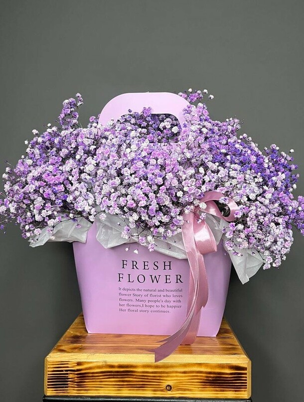 Фиолетовая и сиреневая гипсофила в сумочке, артикул F1385703 - 10000 рублей, доставка по городу. Flawery - доставка цветов