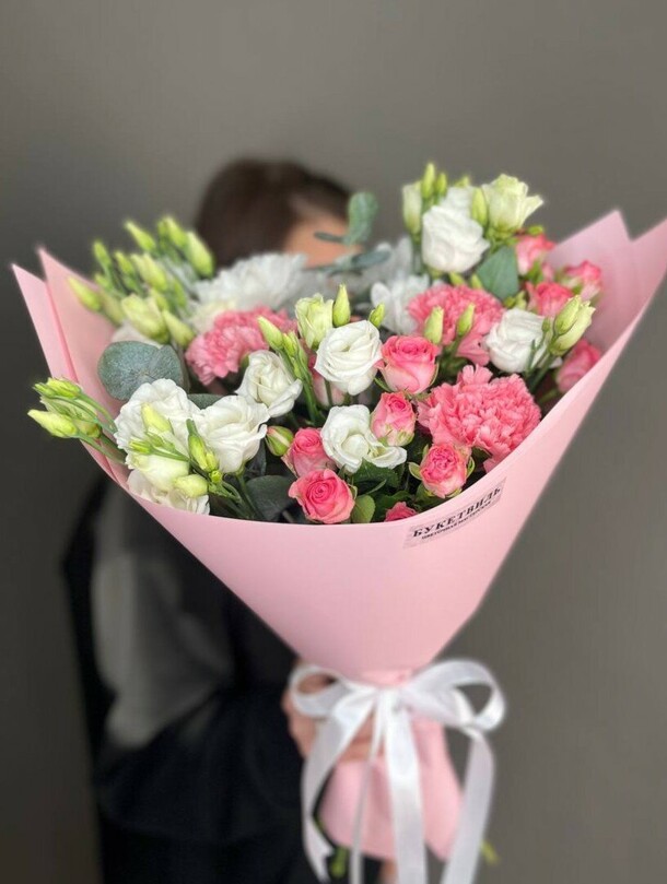 Букет-комплимент с нежными кустовыми розами, артикул F1395504 - 6001 рублей, доставка по городу. Flawery - доставка цветов