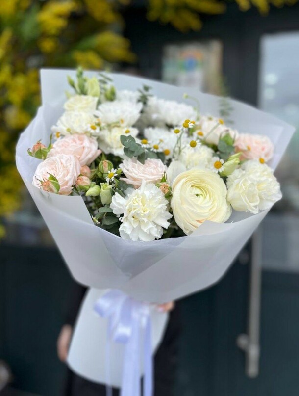 Белоснежный букет с ранункулюсом, артикул F1403029 - 8800 рублей, доставка по городу. Flawery - доставка цветов