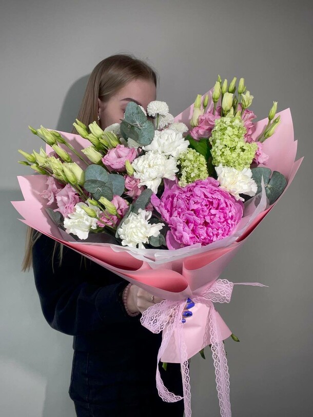 Авторский букет с пионом и диантусами, артикул F1407766 - 8580 рублей, доставка по городу. Flawery - доставка цветов